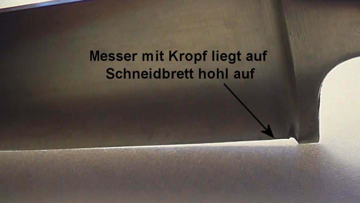 Messer mit Kropf liegt hohl auf
